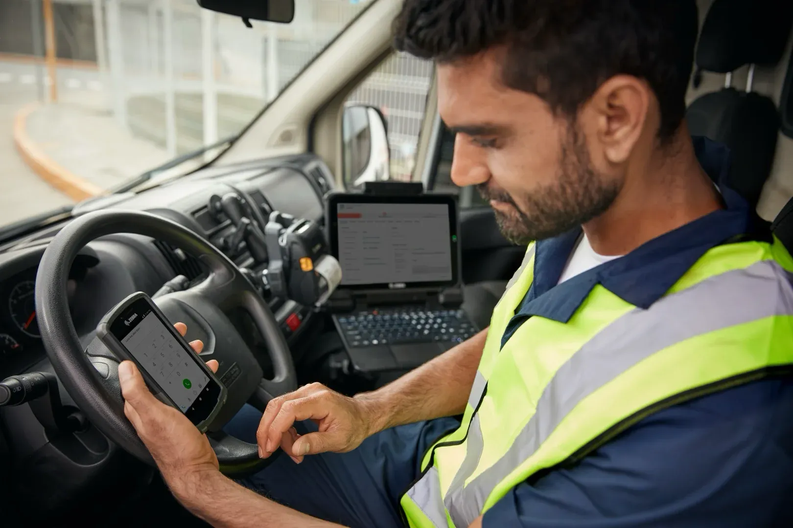 Efektywność operacyjna w terenie – jak mobilne rozwiązania usprawniają pracę serwisantów i handlowców field ops photography application in vehicle dialing phone ec55 et 80 et 85 zq511 df41355625.webp